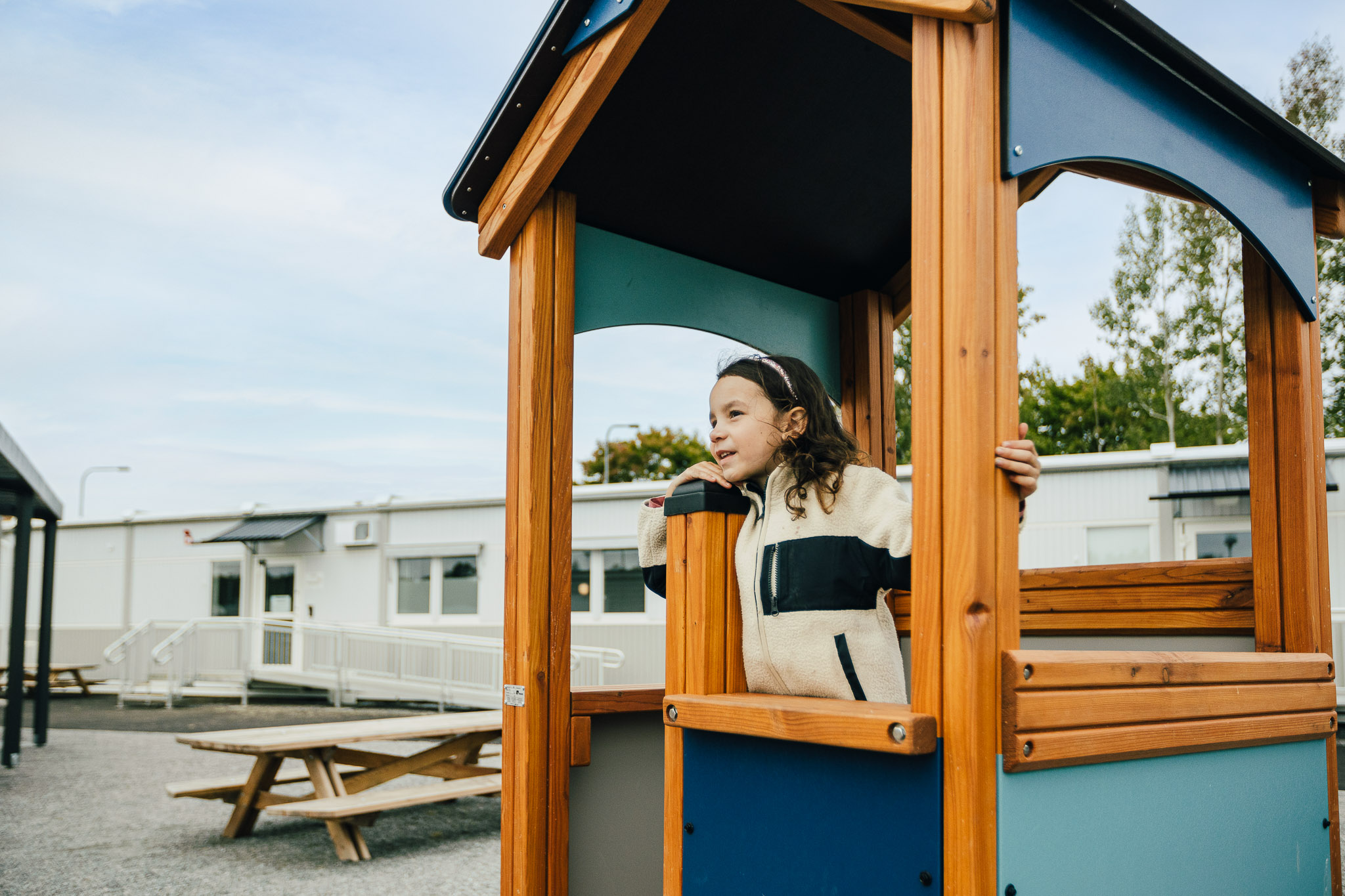 Lekande barn ute på lekplats på Hamre förskola i Västerås