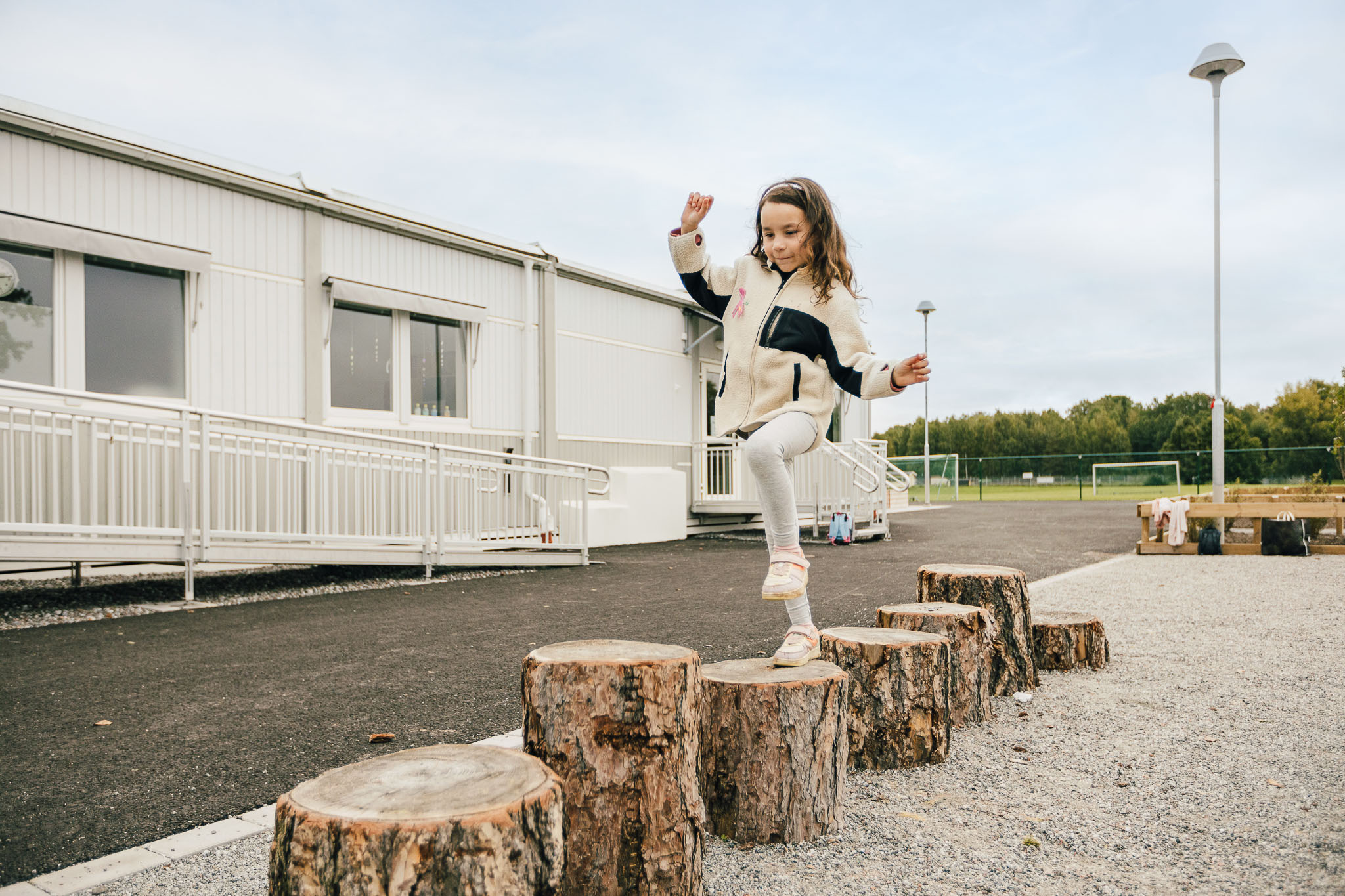 Lekande barn ute på stor lekplats på Hamre förskola i Västerås