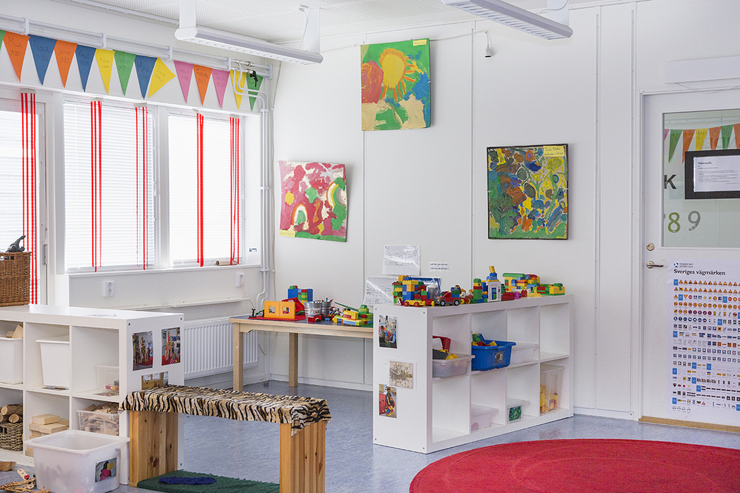 Interiör från Storseglets förskola i Henriksdal med lekmiljö, byggklossar och barnens konst på väggarna.