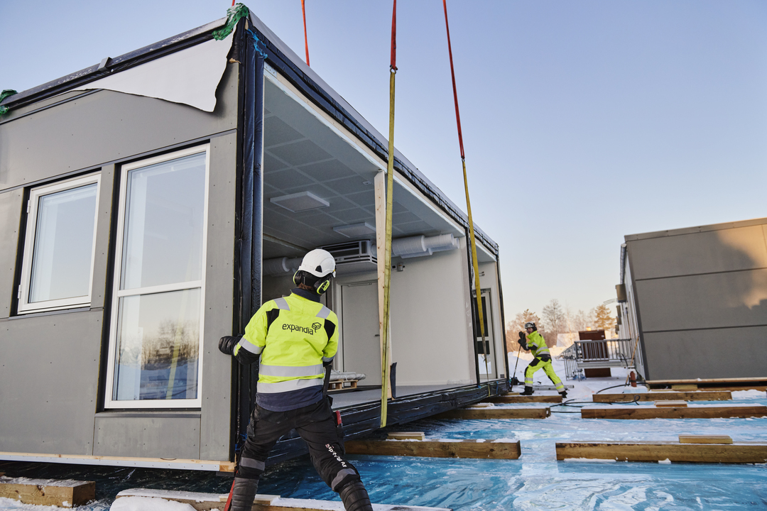 Montage av skolmoduler från Expandia vid Porsnässkolan i Norrfjärden, där moduler installeras och sammanfogas på plats i vintermiljö.