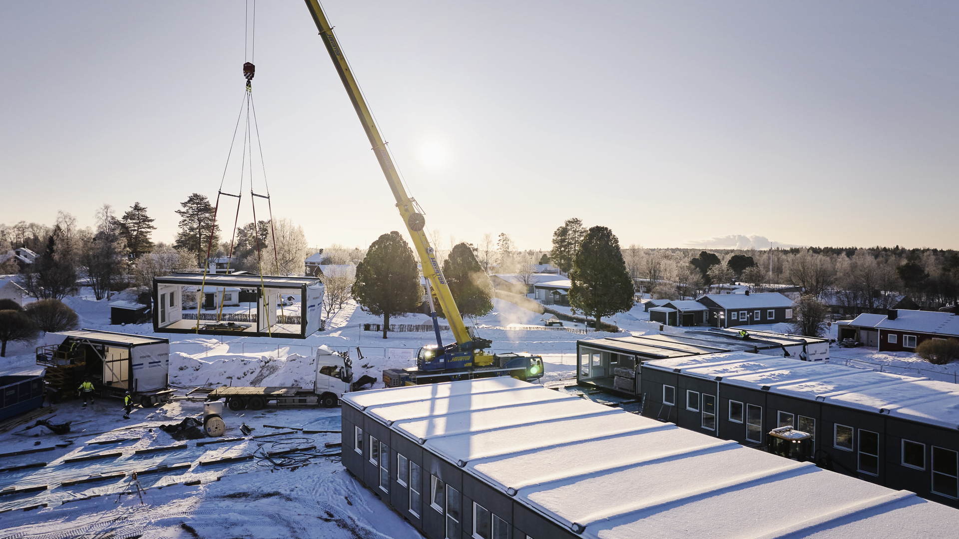 Montage av skolmoduler från Expandia vid Porsnässkolan i Norrfjärden, där flera moduler installeras med kran i vintermiljö.
