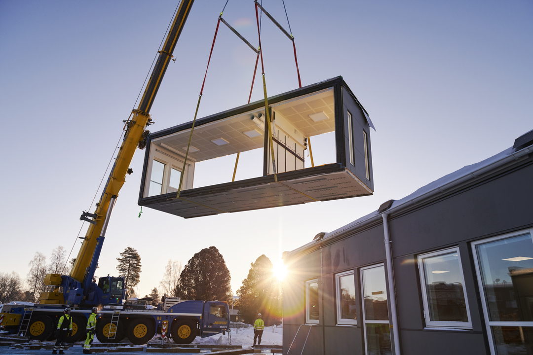 Montage av skolmoduler från Expandia vid Porsnässkolan i Norrfjärden, där modul lyfts på plats med kran som del av flexibel skollösning.