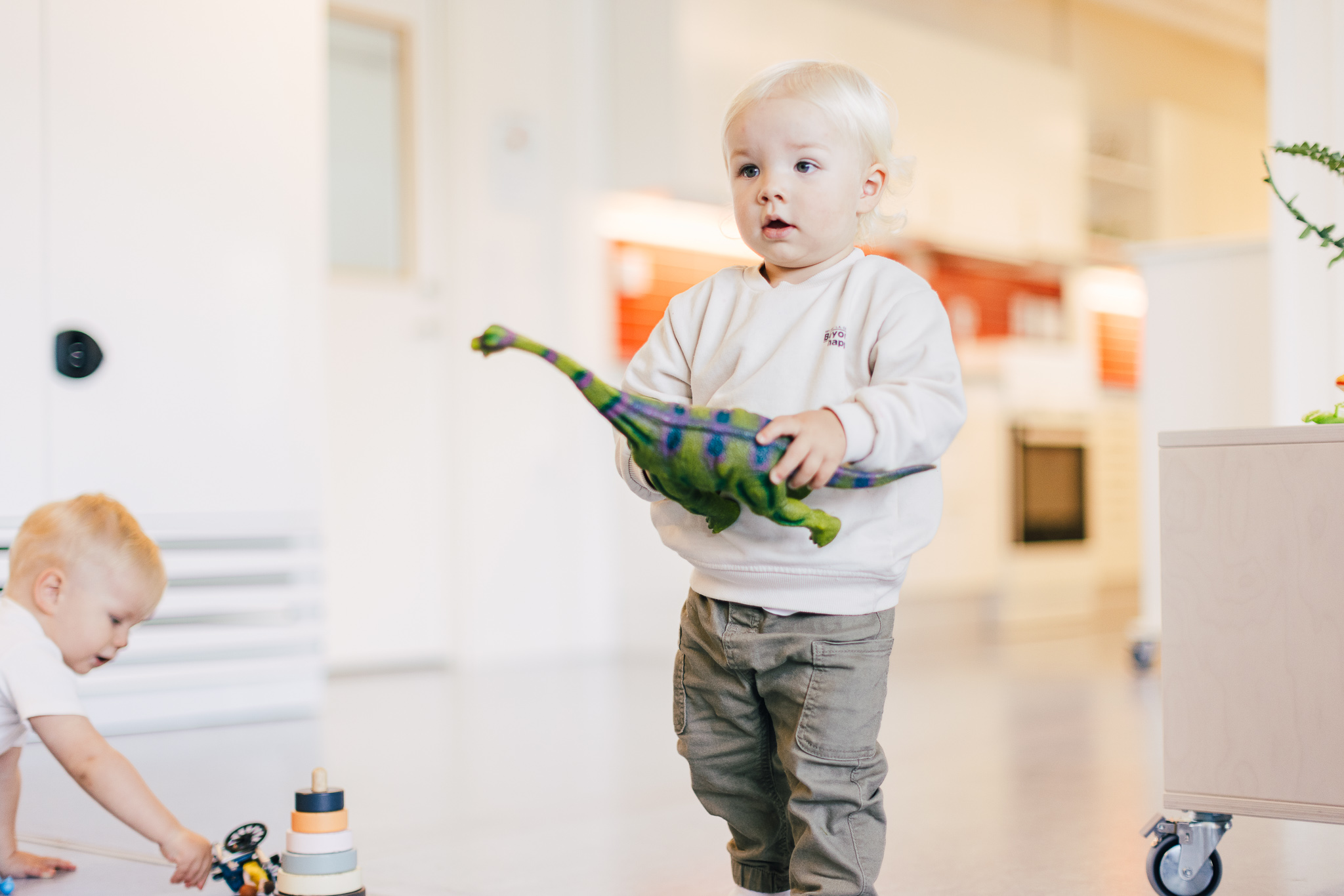 Två små barn leker inne på Hamre förskola i Västerås