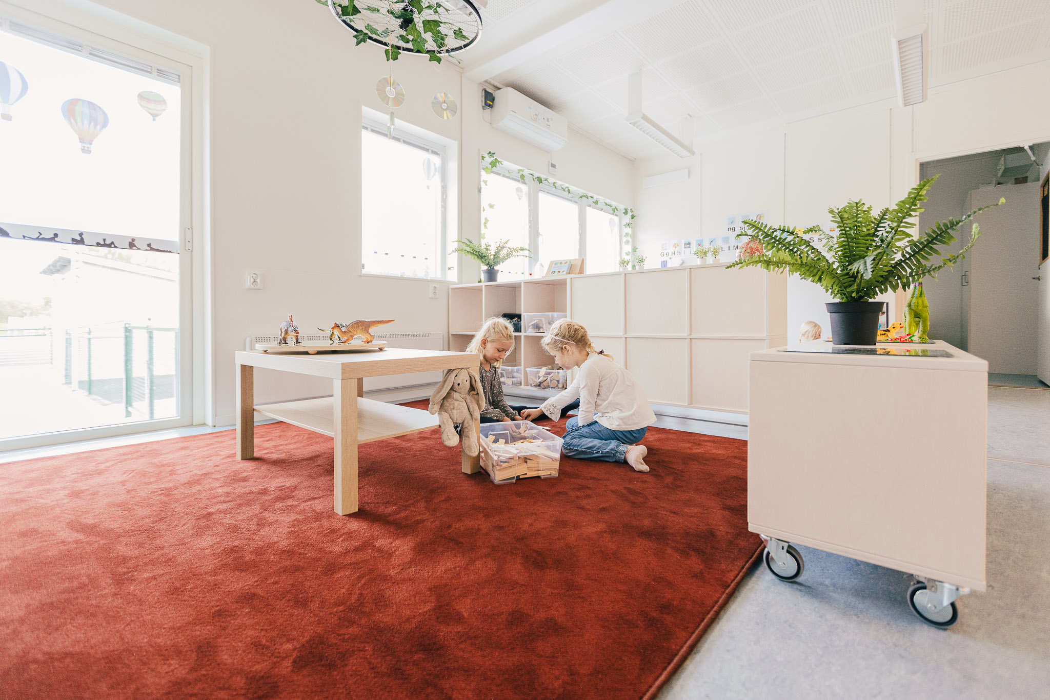 Lekyta med leksaker och matta på Hamre förskola i Västerås