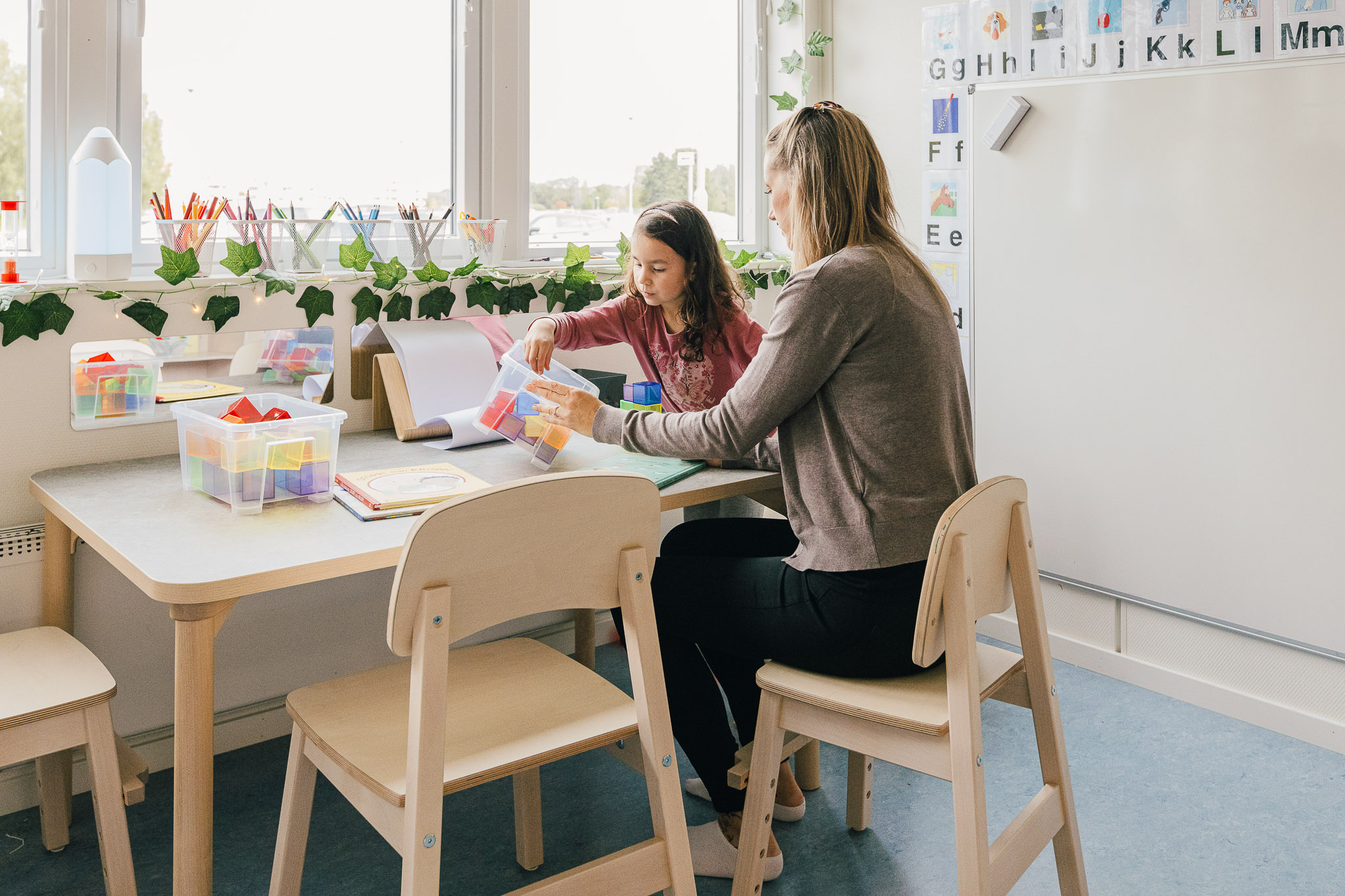 Barn och förskolelärare leker i Hamre förskola i Västerås