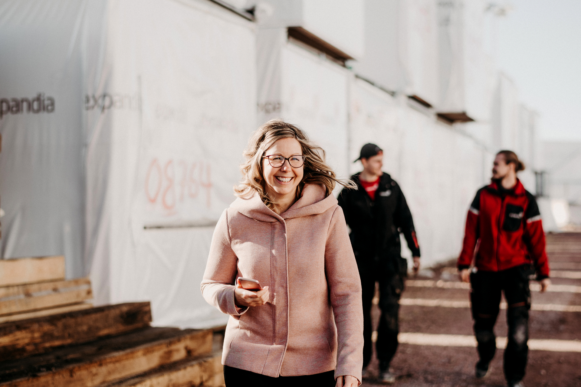 expandias medarbetare kommer gående vid modullager