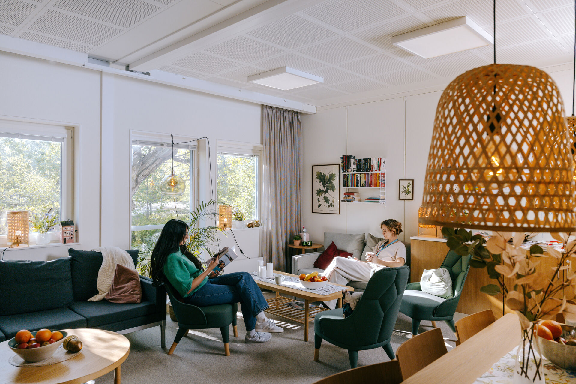 Fikarum för skolpersonal i en modullösning från Expandia. En trivsam och funktionell miljö för pauser, återhämtning och samtal.