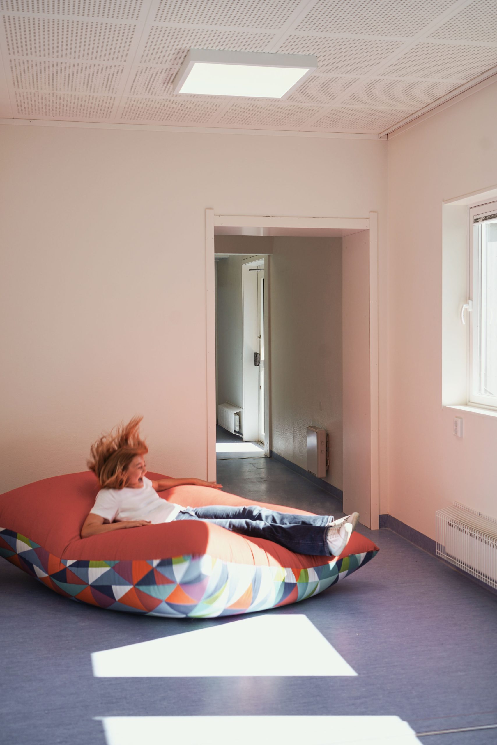 Elev vilar och leker i lugn inomhusmiljö vid Nyckelbergsskolan i Köping, en trivsam yta i skolmoduler från Expandia.