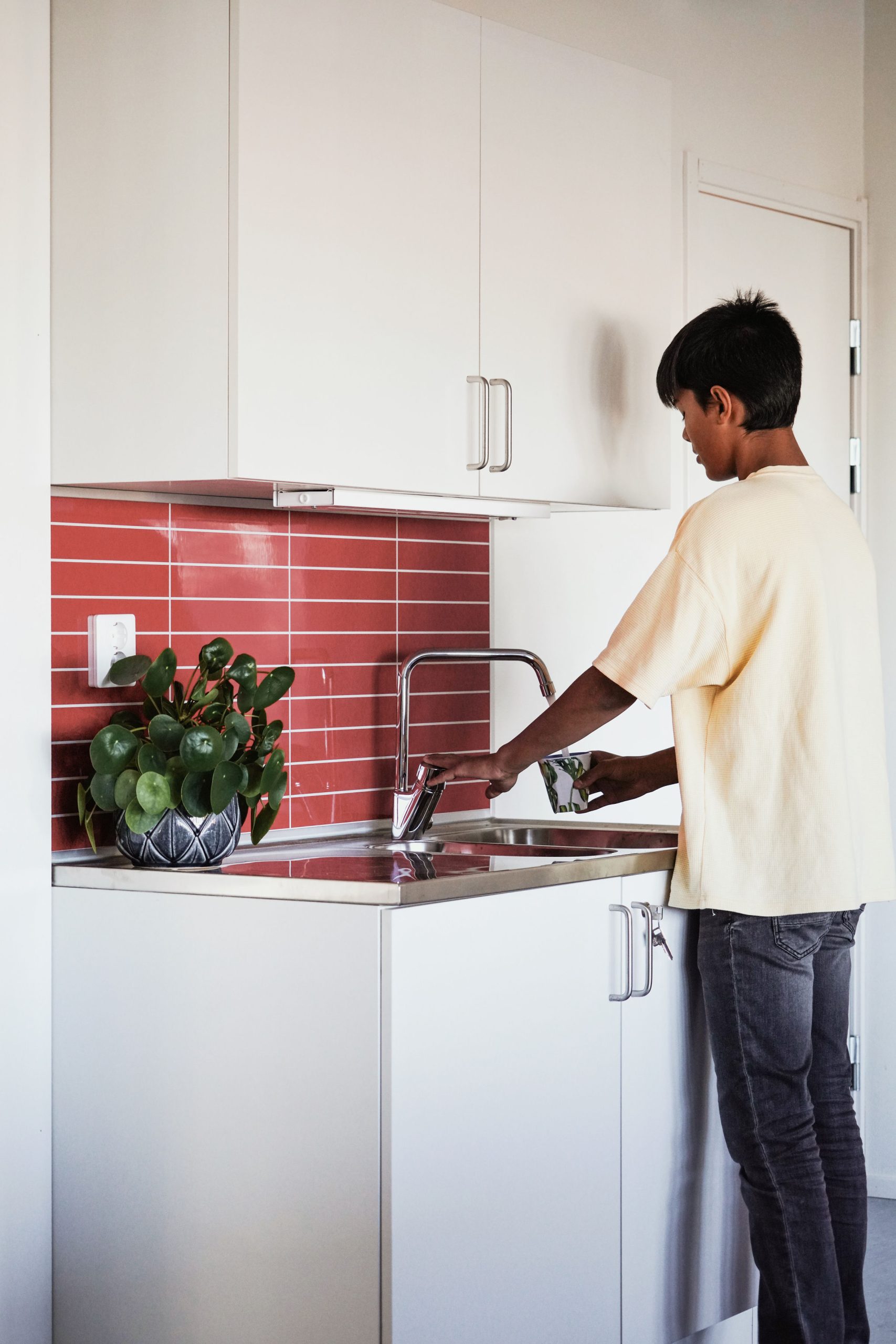 Elev häller i ett glas med vatten i skolmoduler från Expandia på Nyckelbergsskolan i Köping.