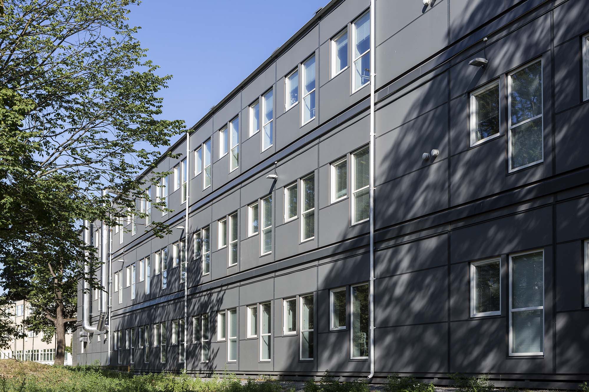 Skolmoduler från Expandia vid Årstaskolan i Gullmarsplan, flervåningslösning med ljusa klassrum i grön stadsmiljö.