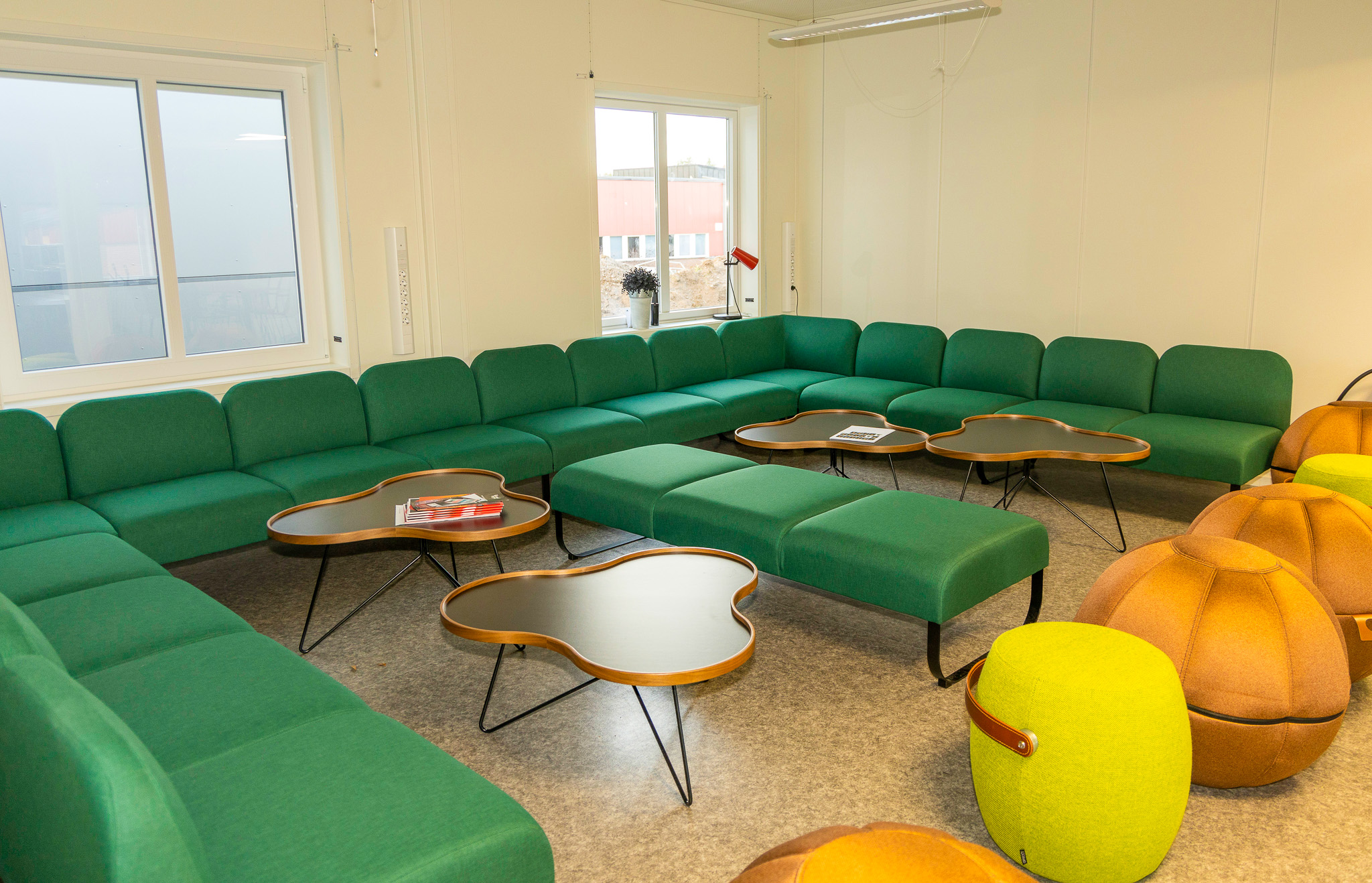 social yta i skolmoduler från Expandia på Hertsöskolan i Luleå, utformat för vila och återhämtning.