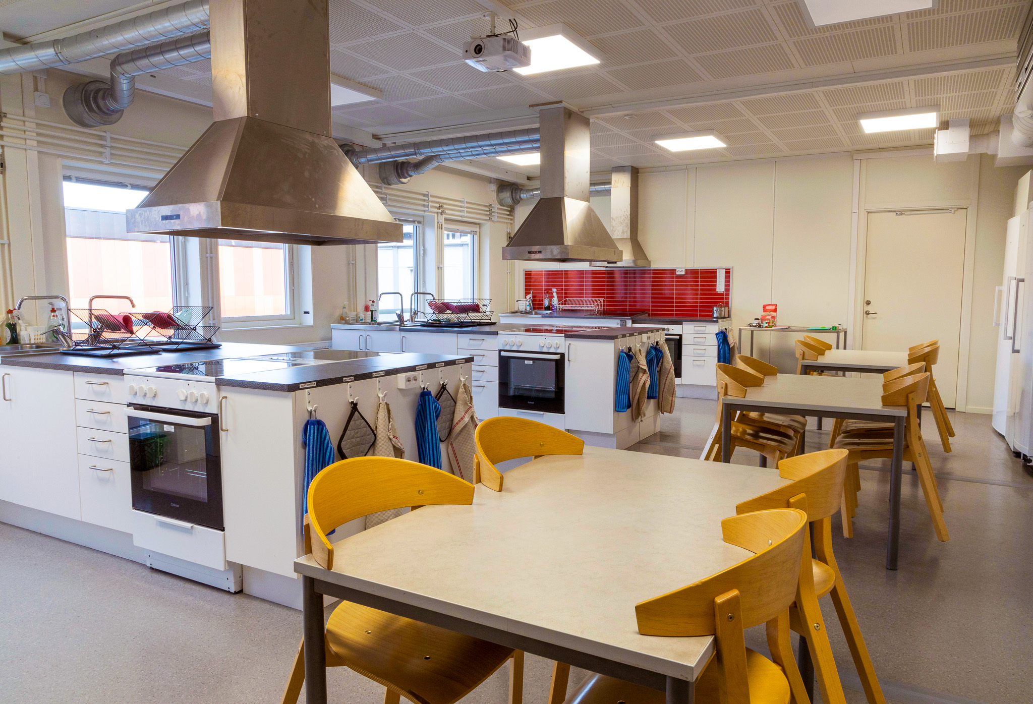 Hemkunskapssal och undervisningsmiljö i skolmoduler från Expandia på Hertsöskolan i Luleå, anpassad för praktiskt lärande och skolverksamhet.