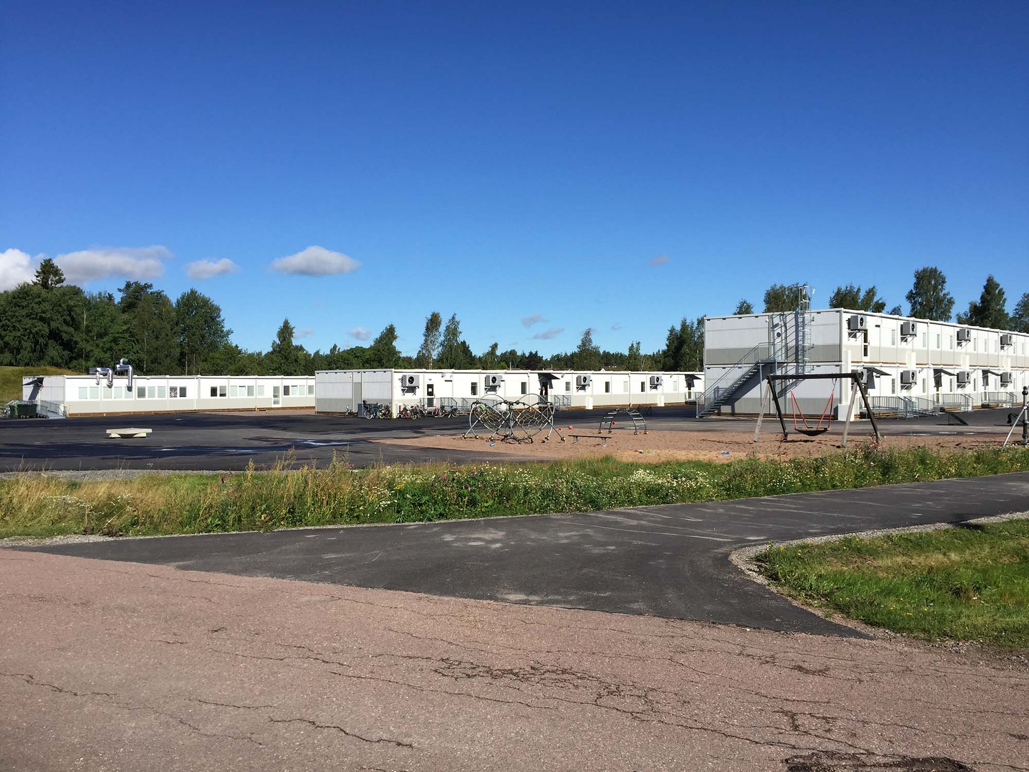 Hultsbergsskolan i Karlstad med skolmiljö uppbyggd i en modullösning från Expandia, med två våningar undervisningslokaler, skolgård och lekutrustning i en öppen och grön omgivning.