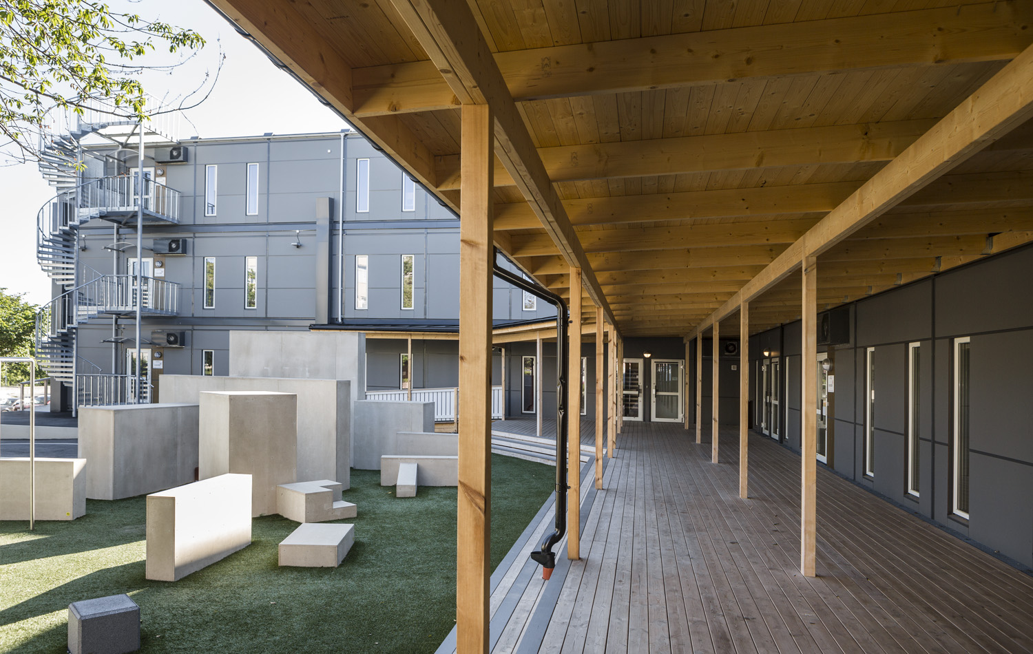 Skolgård vid Årstaskolan i Gullmarsplan med skolmoduler från Expandia, utformad för trygg lek och moderna lärmiljöer.