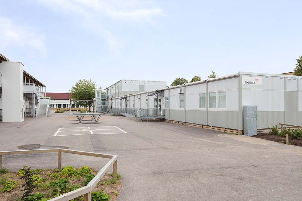 Skolmodullösning från Expandia vid Rebbelberga skola i Ängelholm, med sammanhängande moduler i två plan, ramper, trappor och öppen skolgård mellan modulerna.