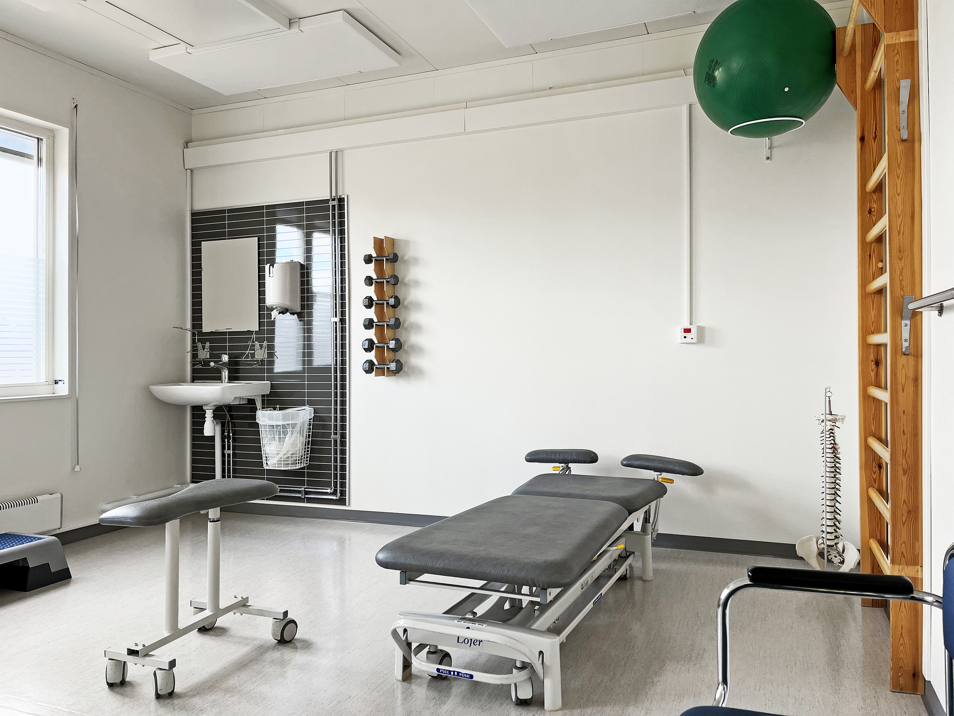 Behandlingsrum på Skillingaryds vårdcentral i vårdmoduler från Expandia, utrustat för undersökning och fysioterapi i ljus och funktionell vårdmiljö