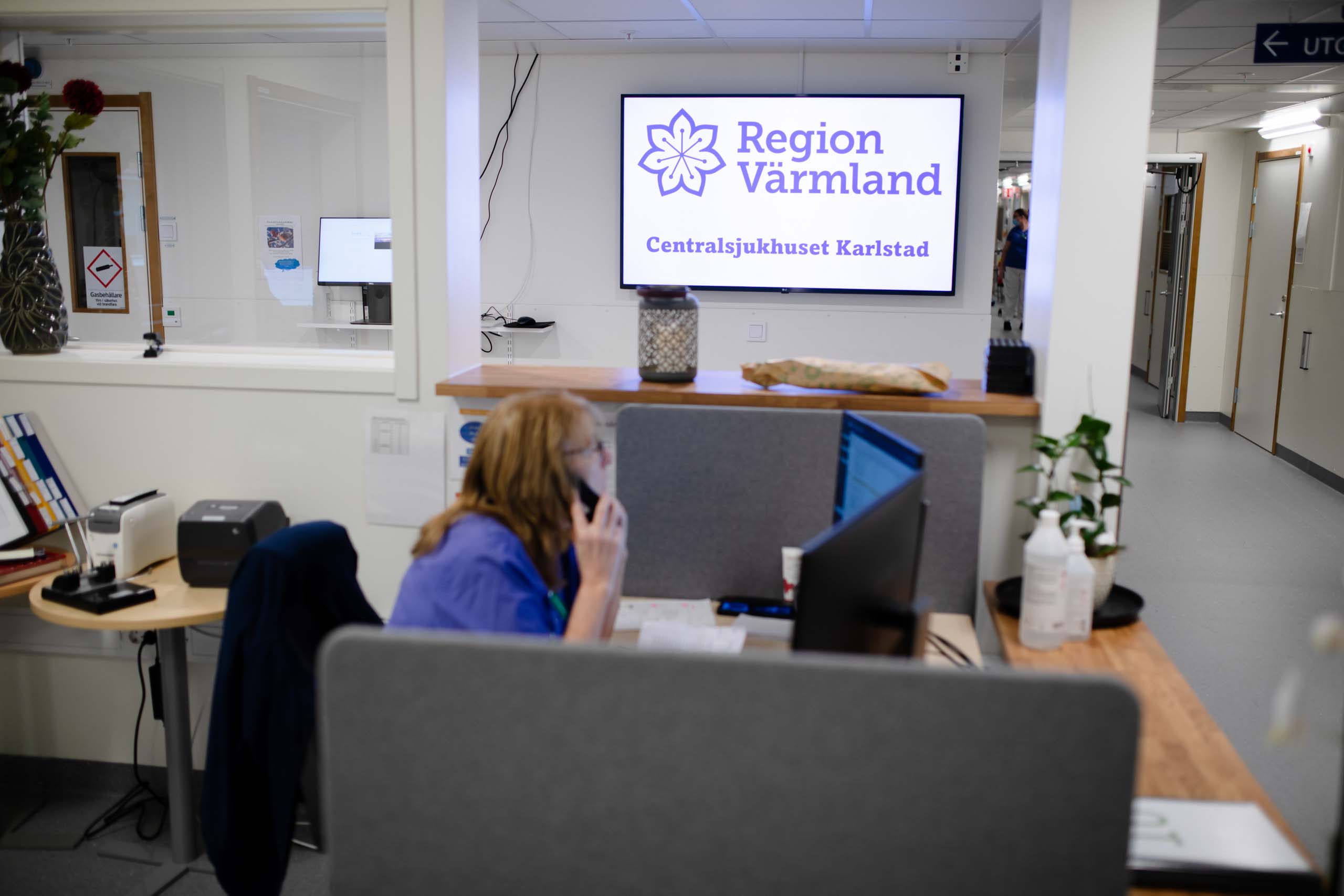 Reception i modulsjukhus från Expandia på Centralsjukhuset Karlstad med Region Värmland-skylt i bakgrunden