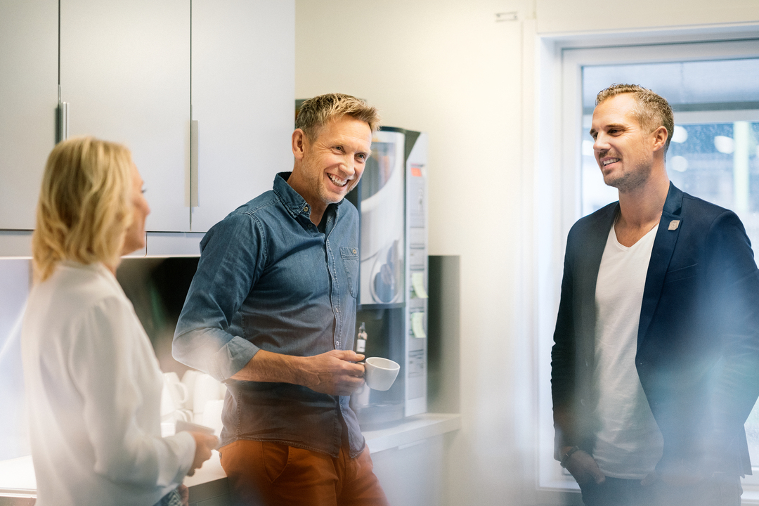 personal skrattar i expandias kontor