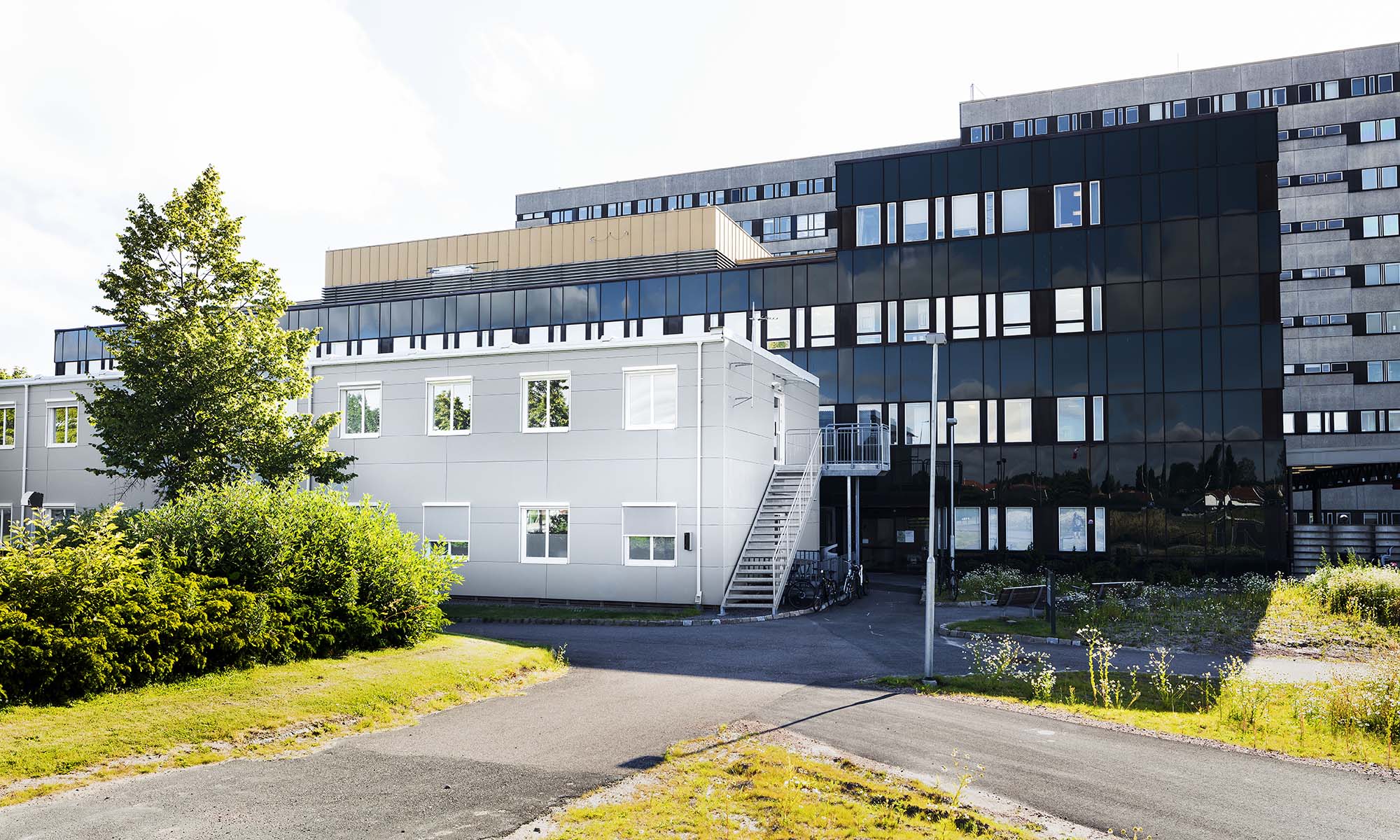 Moduler från Expandia vid Östra sjukhuset i Göteborg, använda som kirurgmottagning och förlossningsavdelning, placerade intill sjukhusets ordinarie byggnad.