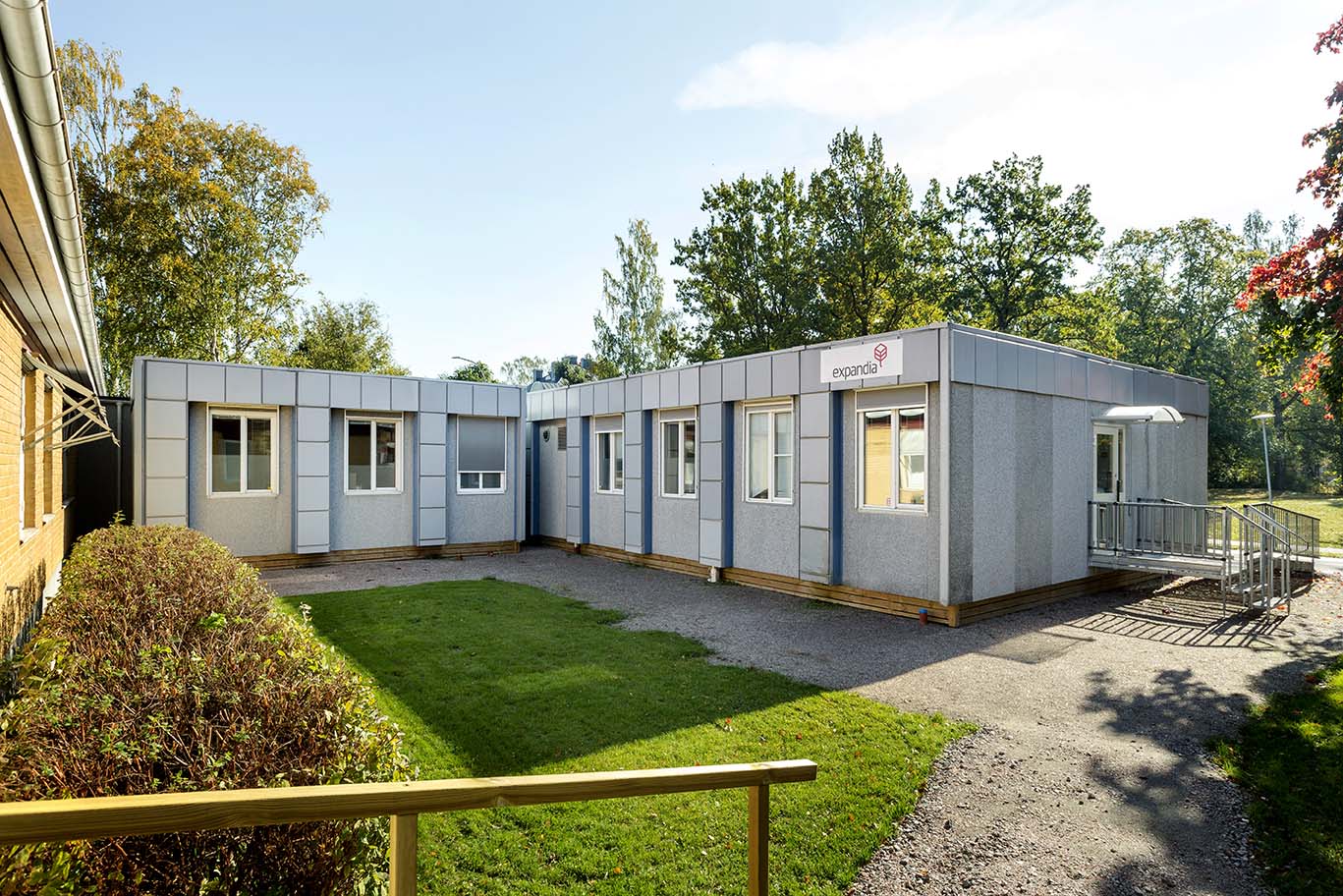 Skebäcks vårdcentral i Örebro, uppförd med vårdmoduler från Expandia, omgiven av grönska och med tillgänglig entré ramp.