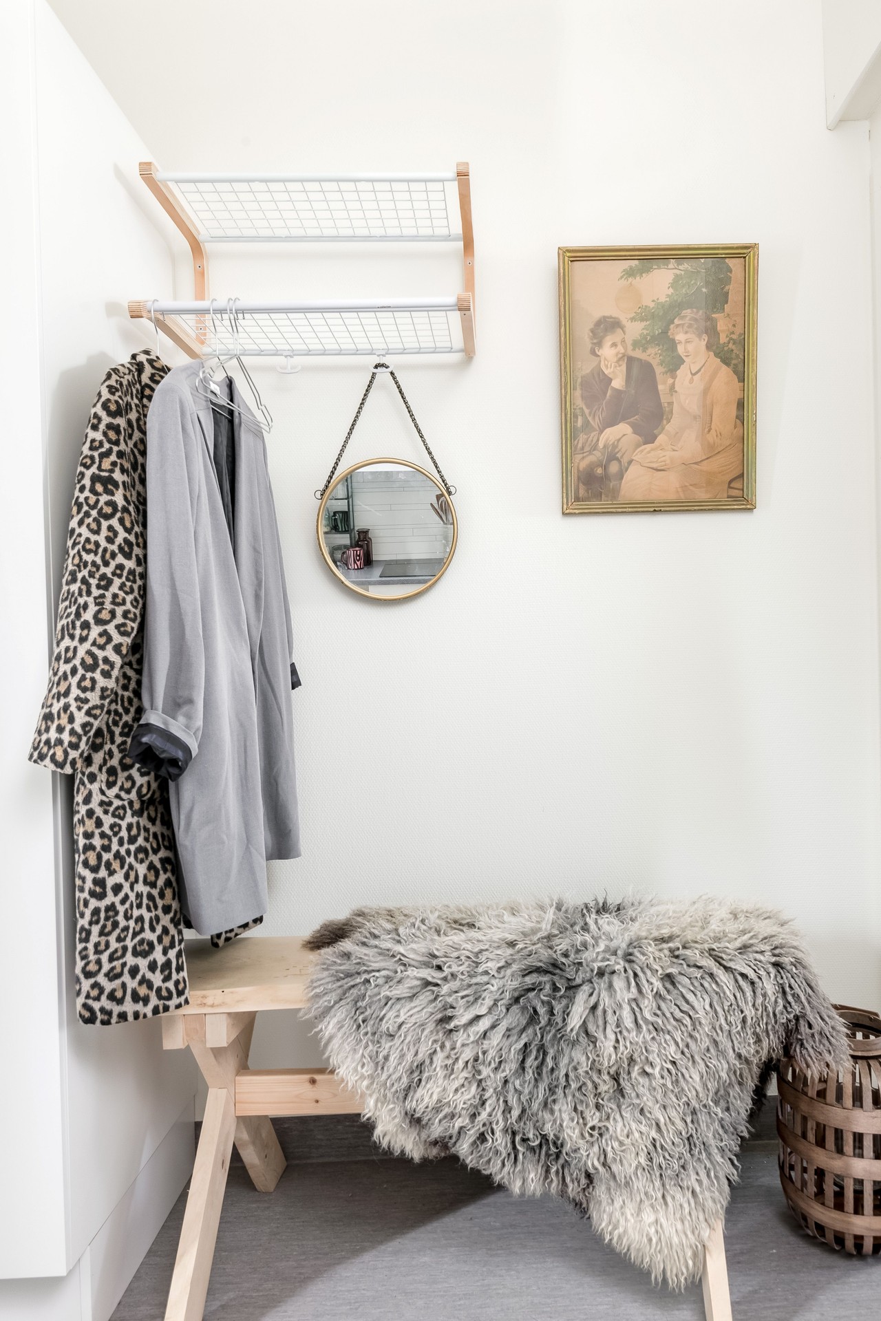 Smart och yteffektiv hallösning med förvaring och sittplats i modulbaserad studentbostad i Visby från Expandia.