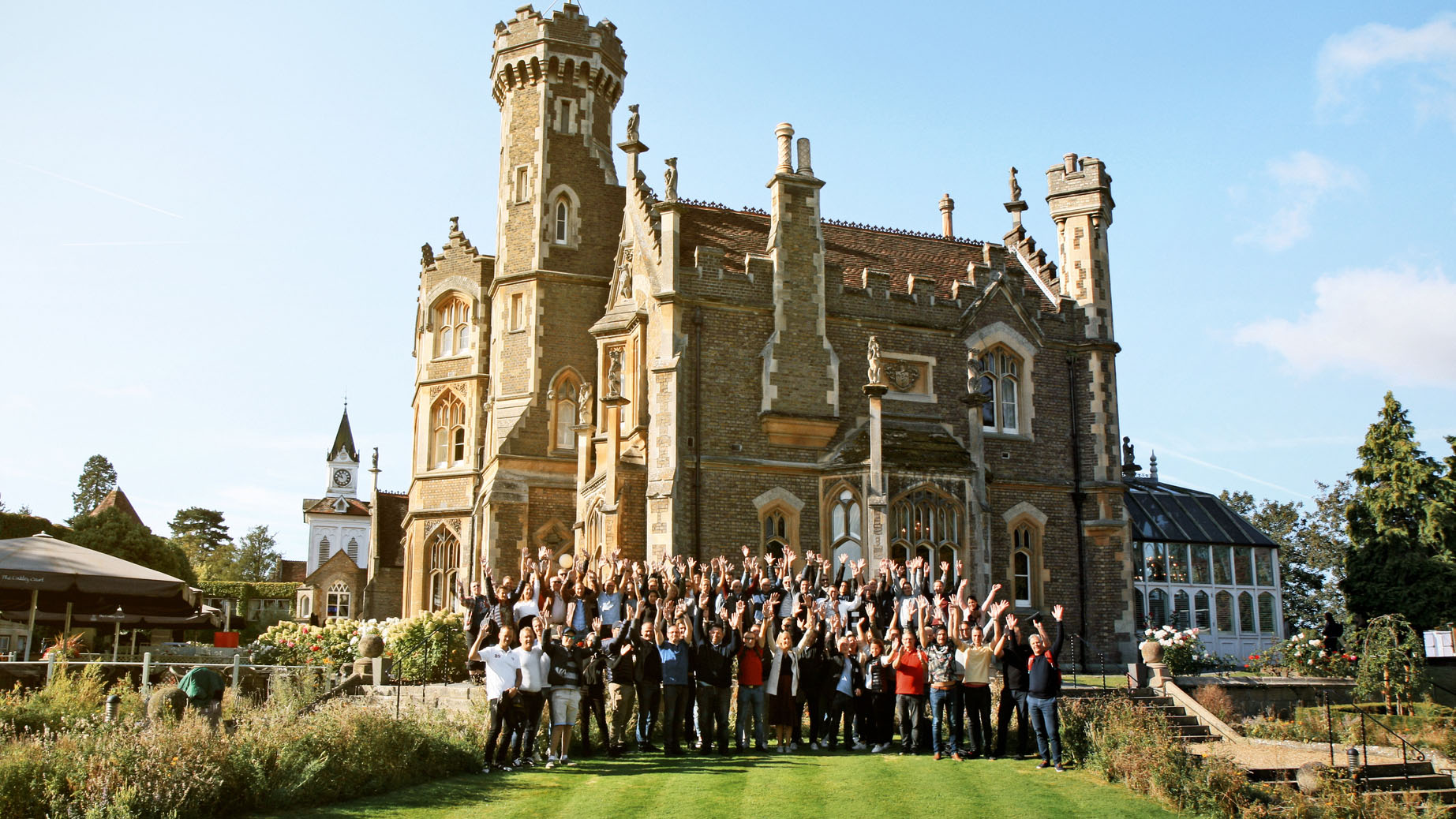 gruppbild med expandias medarbetare utanför Windsor Castle, England
