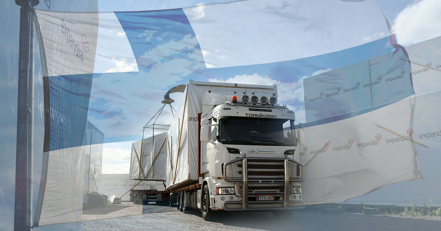 lastbil med moduler på väg till Finland