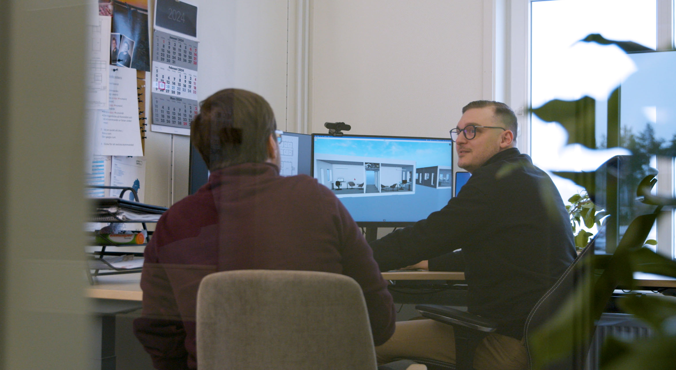 produktutveckling framför en dator med två medarbetare från expandia